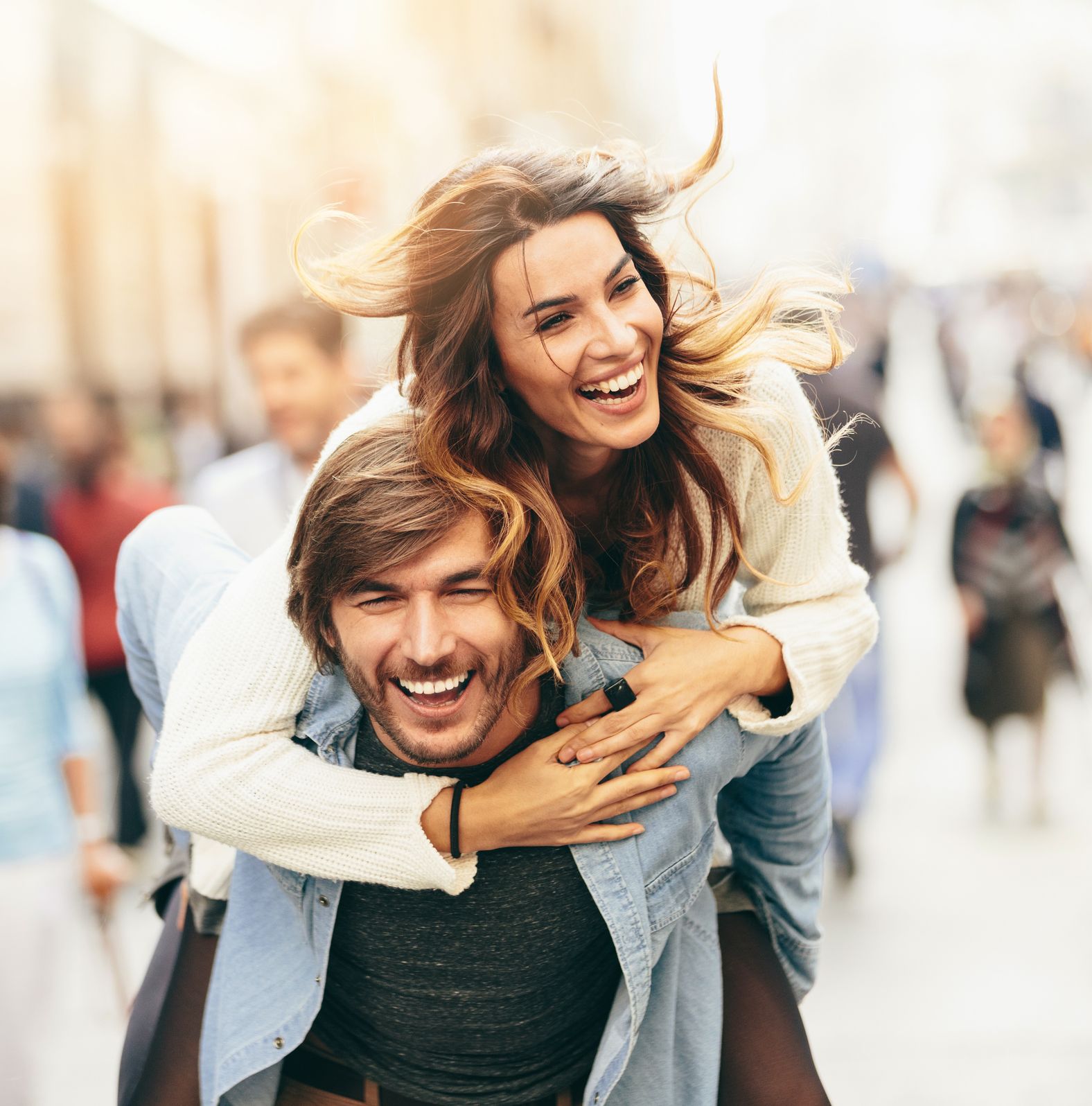 Glückliches Paar beim ersten Treffen nach dem Online-Dating in einer urbanen Umgebung. Das Bild symbolisiert eine sichere Partnersuche, bewährte Sicherheitstipps, gegenseitiges Kennenlernen und den respektvollen Umgang mit persönlichen Grenzen.