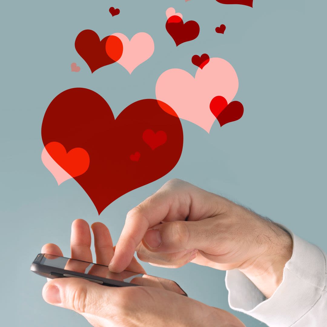 Hand eines Mannes, der mit einem Smartphone nach einer seriösen Partnerbörse sucht, mit Herzsymbolen, die eine ernsthafte Begegnung und eine dauerhafte Beziehung veranschaulichen.