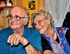 Ehepaar Ingeborg und Günther lehnen sich liebevoll aneinander an