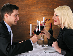 Zwei Singles genießen ihr Abendessen im Restaurant