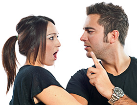 Mann streitet sich mit seiner Freundin