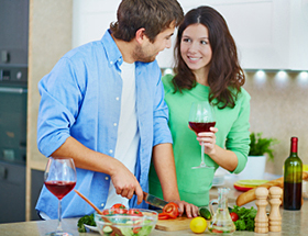 Dating Regeln: Singles treffen sich beim Kochen
