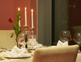 Singles genießen ein romantisches Abendessen bei Kerzenschein