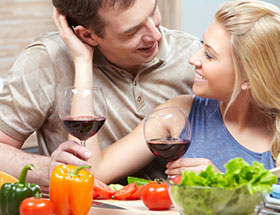 Mann macht Frau beim Essen eine Liebeserklärung