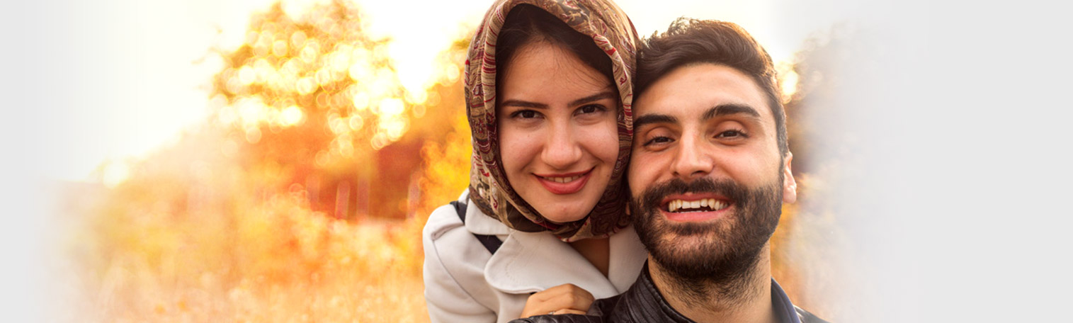Partnersuche für Muslime: ein muslimisches Paar lacht im Freien