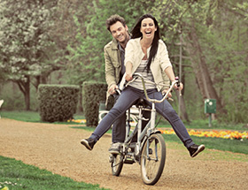 Mann und Frau fahren gemeinsam auf Fahrrad