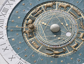 Horoskope: Ein Ziffernblatt mit dem Zodiak darauf
