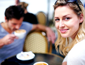 Singles daten sich zum Kaffee in einem Café