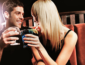 Singles treffen sich in einer Cocktailbar
