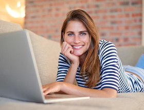 Frau lacht, weil ihr Vorname Erfolg beim Online-Dating bringt.