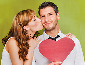 Aussehen bei der Partnerwahl: Frau küsst hübschen Mann