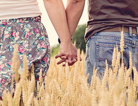 Online-Dating: Paar läuft Hand in Hand