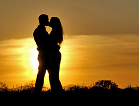 Online Dating mit eDarling. Paare küsst sich im Sonnenuntergang