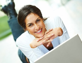 Alternative der Kontaktaufnahme: Frau sitzt vor Computer