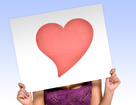 Romantik beim Online-Dating? Frau versteckt sich hinter Blatt Papier