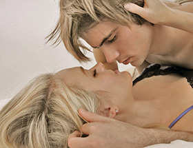 Mann und Frau küssen sich leidenschaftlich
