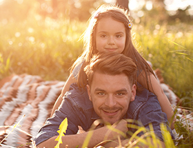 Single-Vater mit Tochter beim Picknick im Sonnenschein