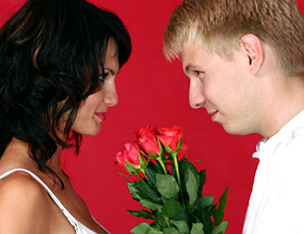 Mann schenkt Frau Valentinstagsblumen