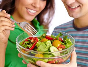 Vegetarier teilen sich einen Salat