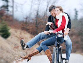 Paar fährt zusammen auf einem fahrrad