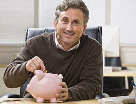 eDarling-Kosten: Mann packt sein Geld in Sparschwein