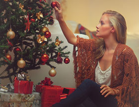 Weihnachten alleinerziehend: Eine alleinerziehende Mutter schmückt ihren Tannenbaum.
