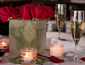 Singles aus der Steiermark genießen ihr Date beim romantischen Dinner